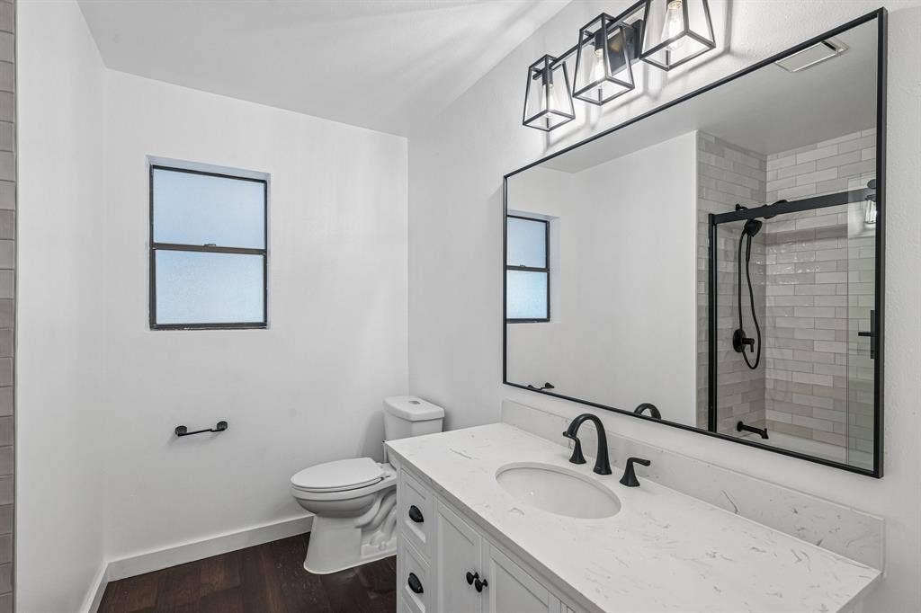 180 N Woodland Trail, Double Oak, TX 75077 Full Bathroom Down