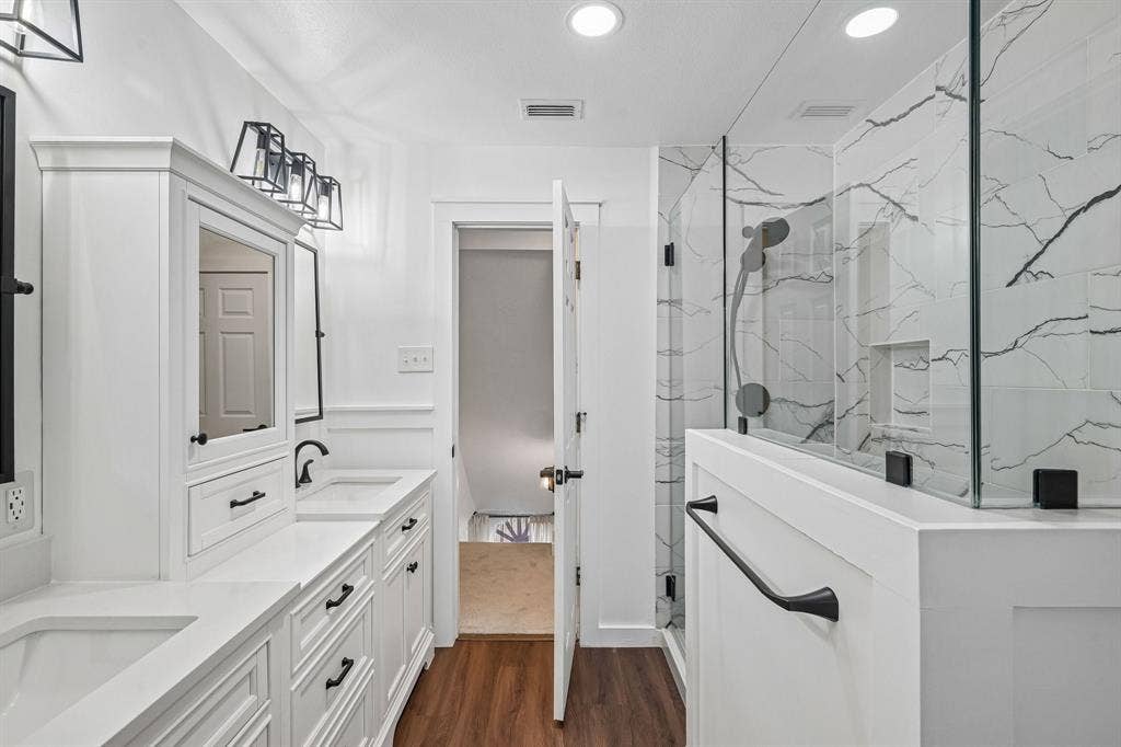180 N Woodland Trail, Double Oak, TX 75077 Primary Ensuite Bathroom