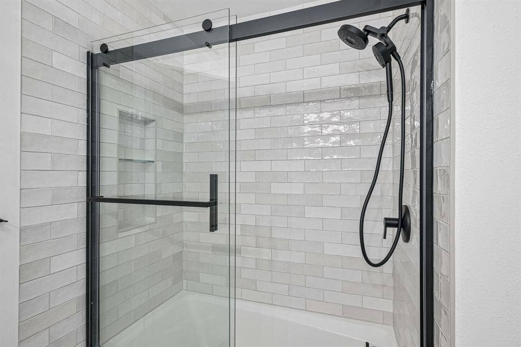 180 N Woodland Trail, Double Oak, TX 75077 Full Bathroom Down