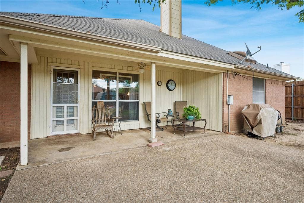 8920 Ashcraft Drive, North Richland Hills, TX 76182 Spacious covered patio