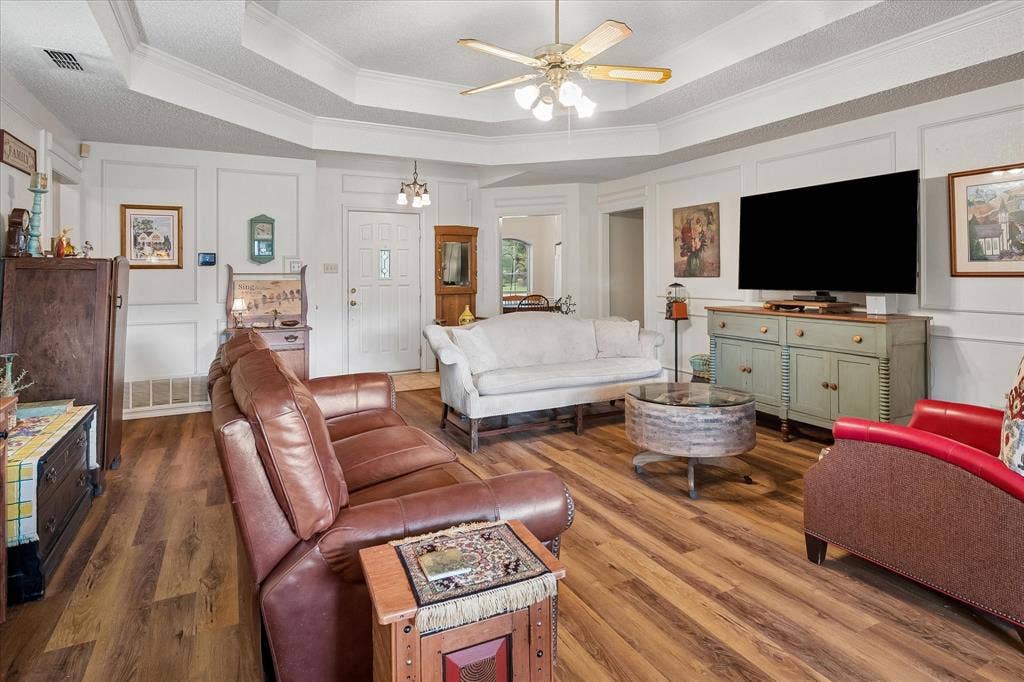 8920 Ashcraft Drive, North Richland Hills, TX 76182 Large living and inviting foyer with updated paint throughout.