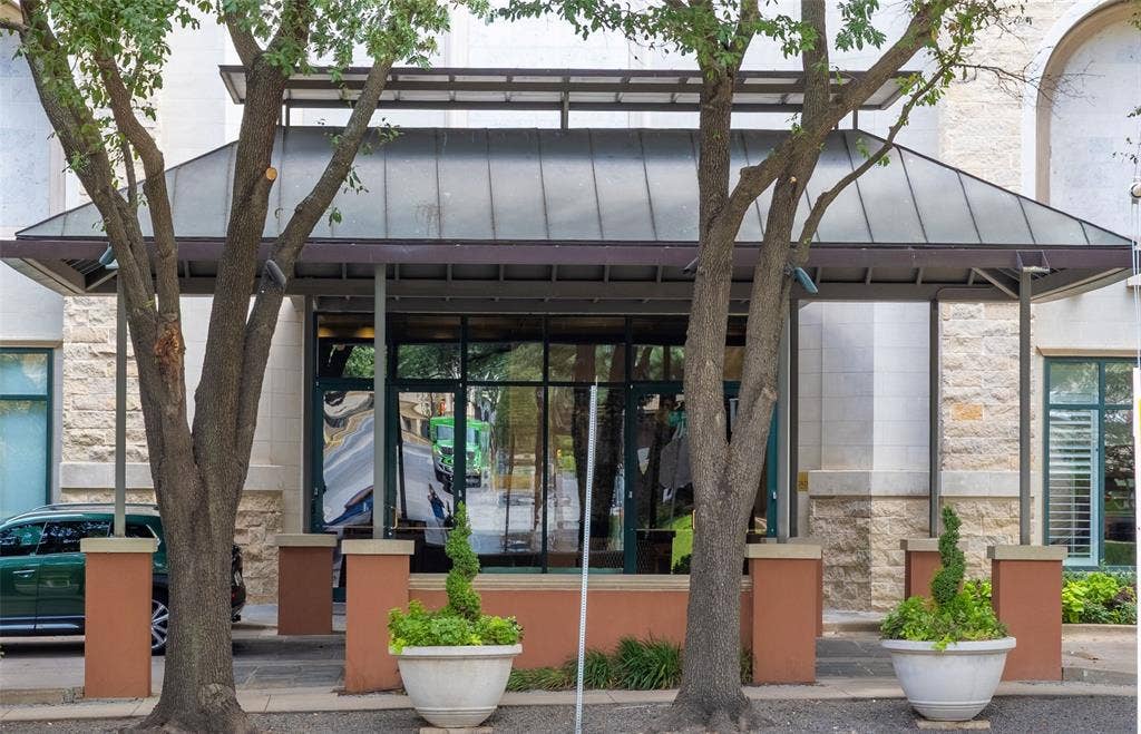 2828 Hood Street, #801, Dallas, TX 75219 2828 Hood Street, #801, Dallas, TX 75219