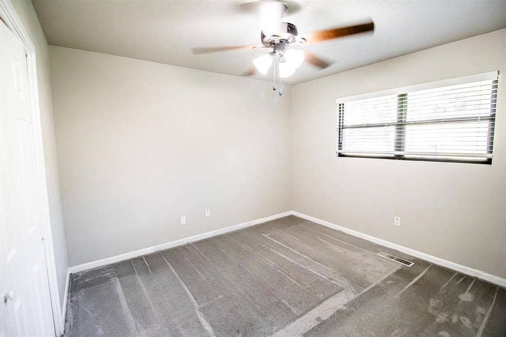 1040 Wedgewood Drive, Woodway, TX 76712 Room featuring wall-to-wall carpeting, neutral interior paint, a ceiling fan with integrated light fixture, and horizontal window blinds