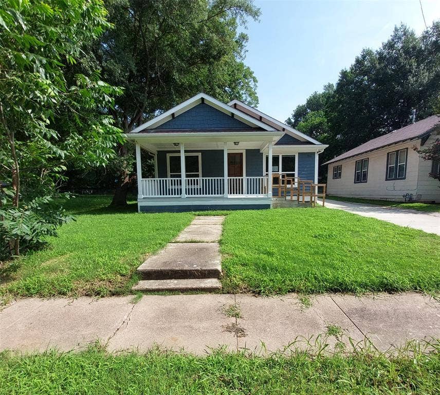Property photo for 701 E Washington Street, Paris, TX