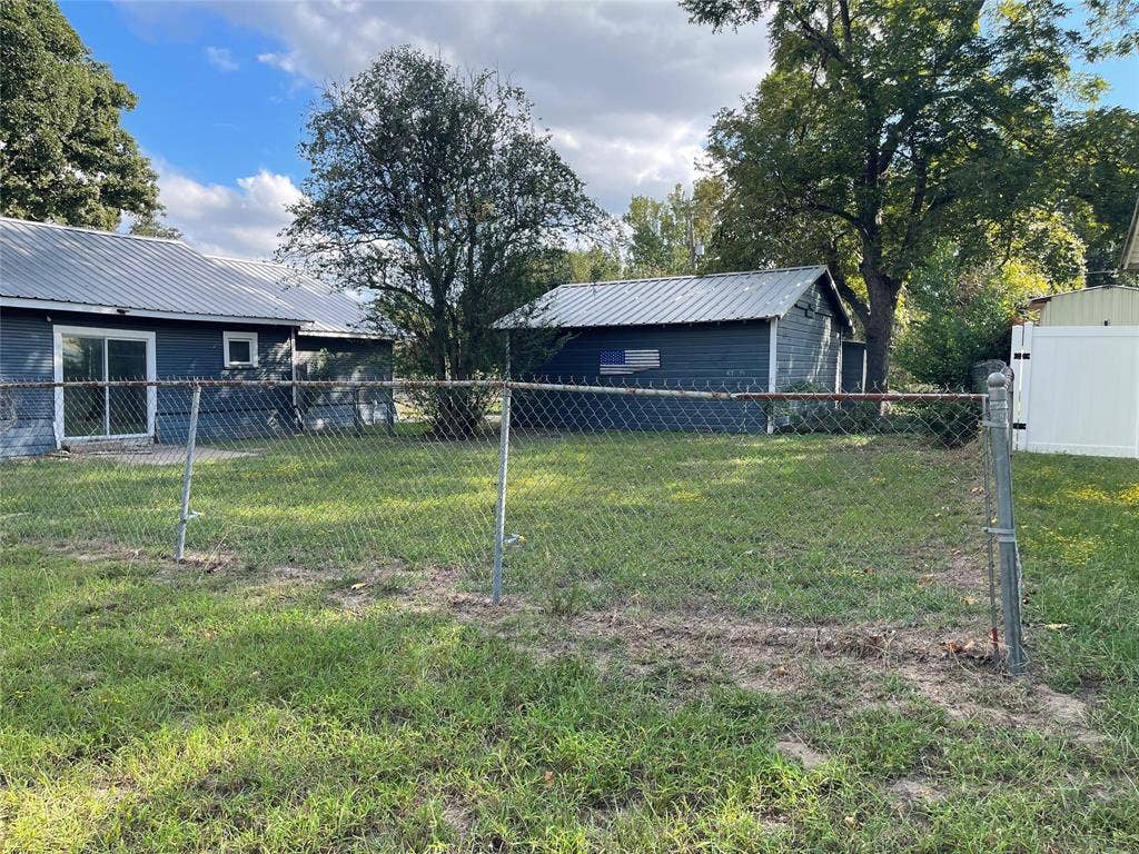 Fenced Side Yard