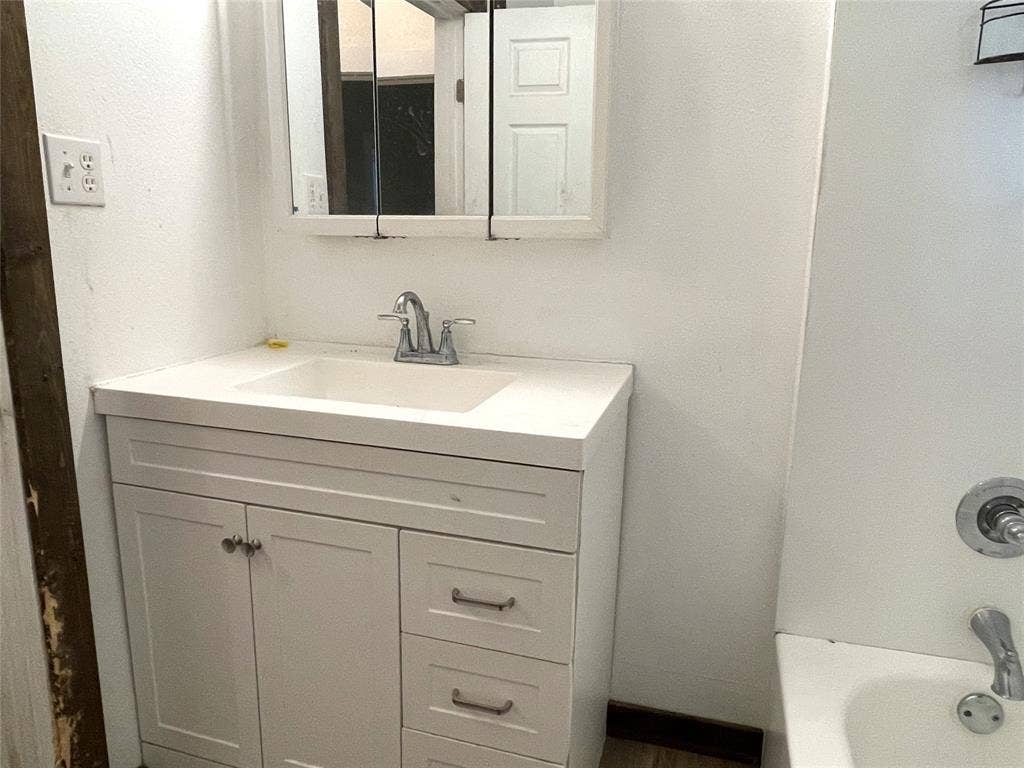 Bathroom Between Bedrooms 1 & 2