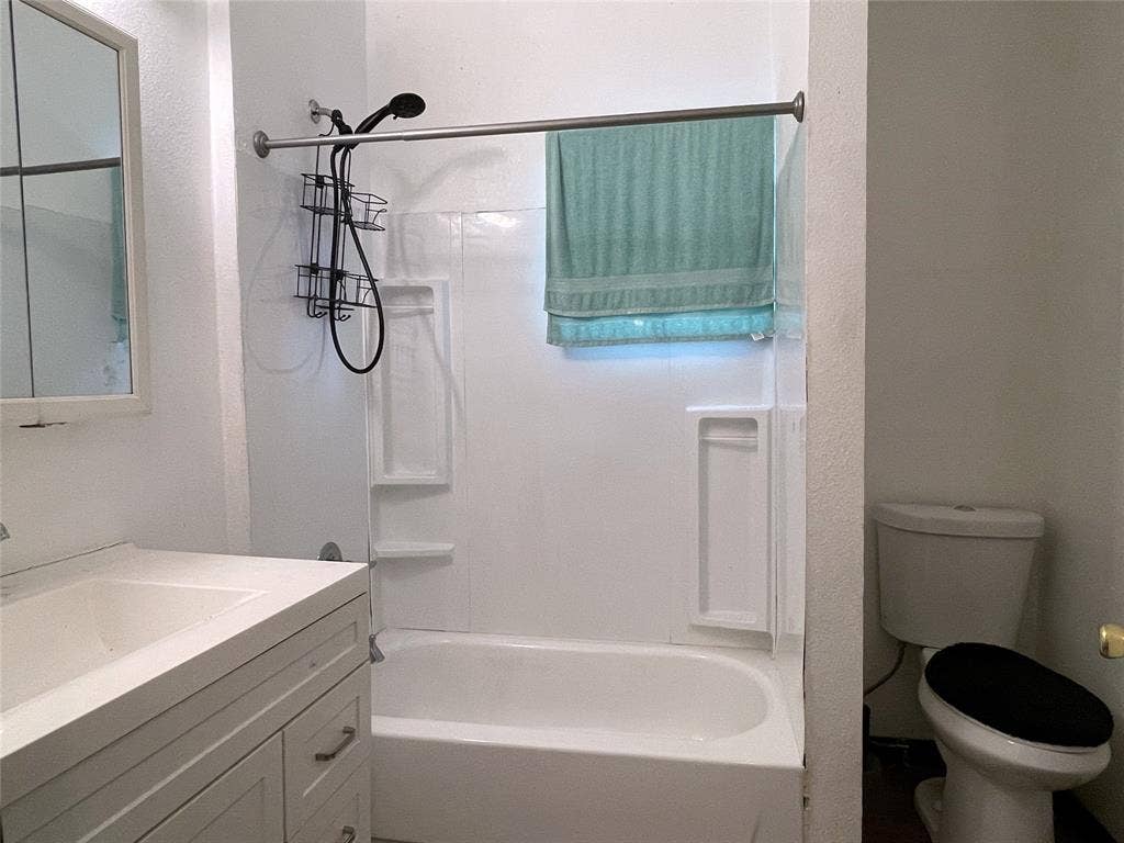 Bathroom Between Bedrooms 1 & 2