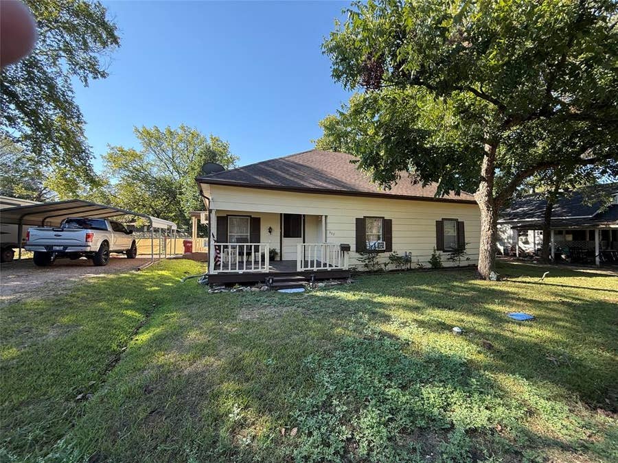 Property photo for 802 Seven Oaks Road, Bonham, TX