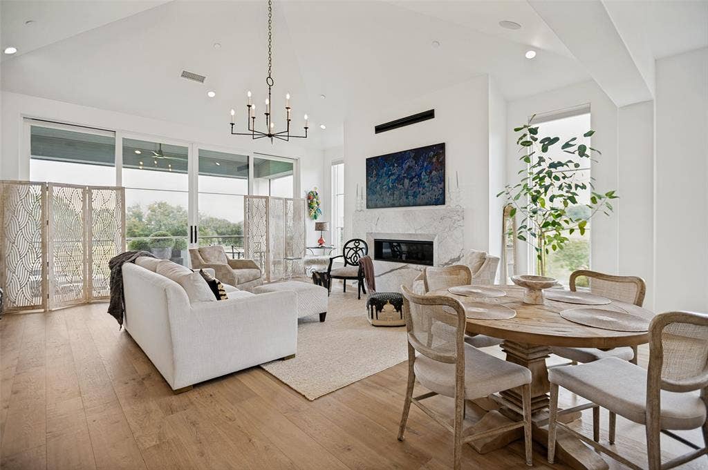 320 N O Connor Ridge Boulevard, #21, Irving, TX 75038 Coveted Corner location with additional windows