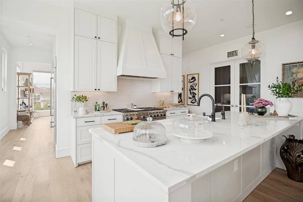 320 N O Connor Ridge Boulevard, #21, Irving, TX 75038 The impressive chef's kitchen is centered around a spacious island