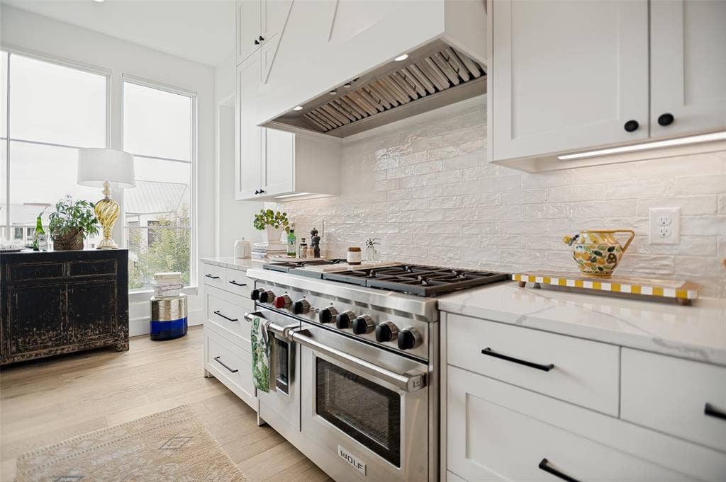 320 N O Connor Ridge Boulevard, #21, Irving, TX 75038 Professional grade Wolf appliances and Sub-zero