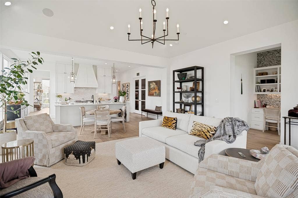 320 N O Connor Ridge Boulevard, #21, Irving, TX 75038 Abundant natural light