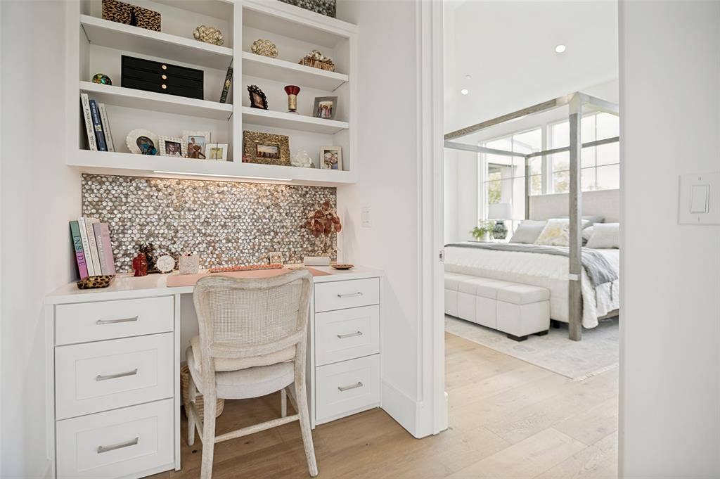 320 N O Connor Ridge Boulevard, #21, Irving, TX 75038 Vestibule with office nook