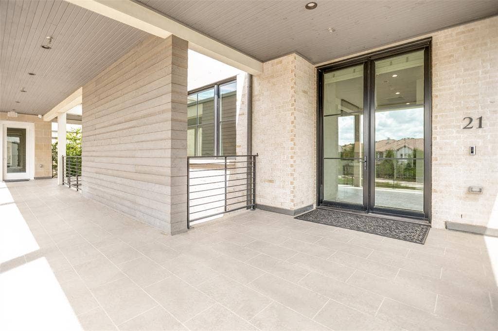 320 N O Connor Ridge Boulevard, #21, Irving, TX 75038 Step through a stunning glass entry door