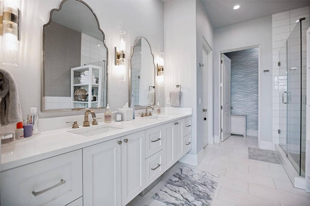 320 N O Connor Ridge Boulevard, #21, Irving, TX 75038 The primary bath is a true spa-like sanctuary for relaxation