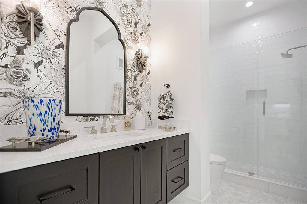 320 N O Connor Ridge Boulevard, #21, Irving, TX 75038 Third full bath with upscale fixtures