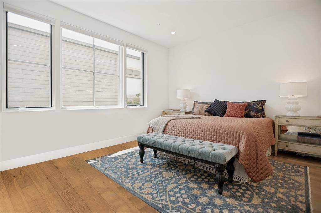 320 N O Connor Ridge Boulevard, #21, Irving, TX 75038 Guest ensuite is spacious with casement windows