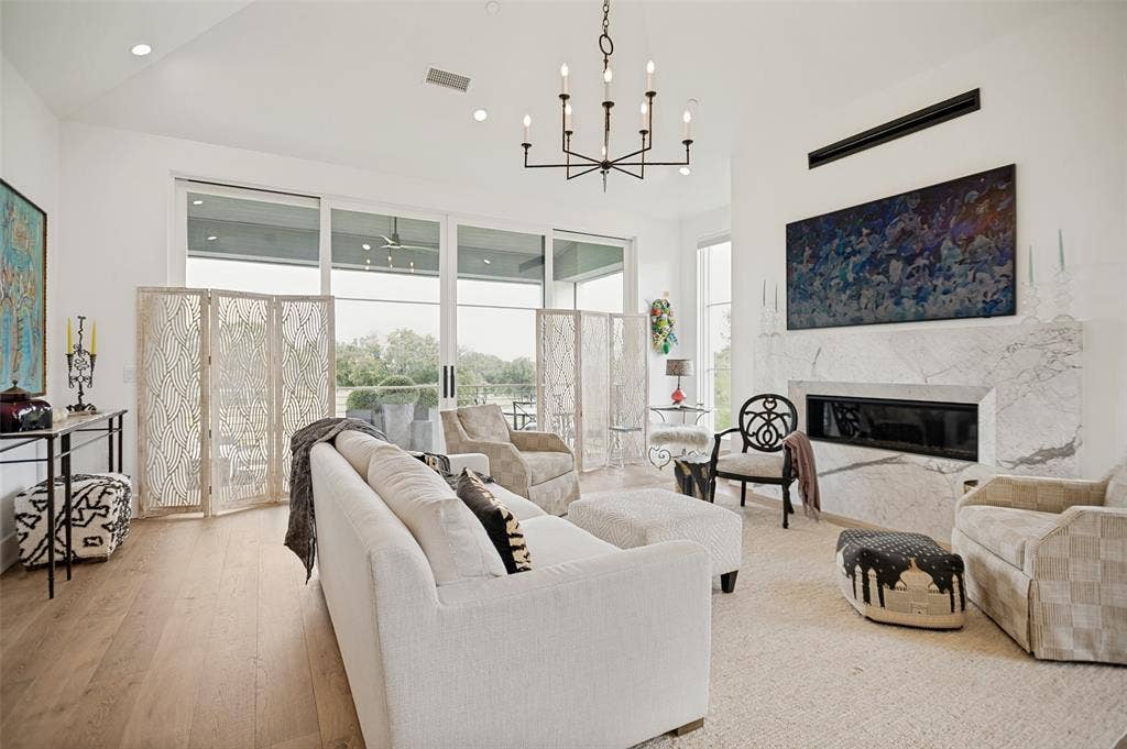 320 N O Connor Ridge Boulevard, #21, Irving, TX 75038 The spectacular living room features soaring vaulted ceilings