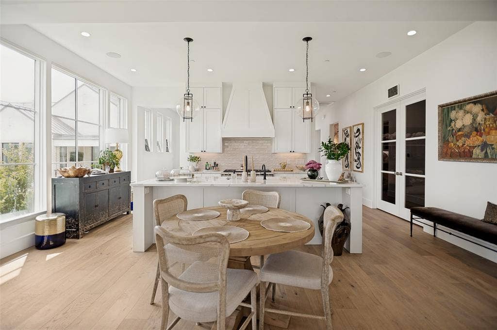 320 N O Connor Ridge Boulevard, #21, Irving, TX 75038 Open floorplan is perfect for entertaining