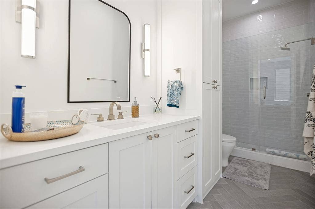 320 N O Connor Ridge Boulevard, #21, Irving, TX 75038 Ensuite bath