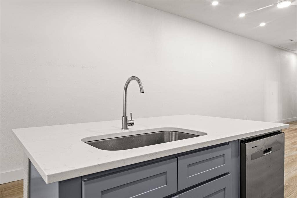 808 W 10th Street, Dallas, TX 75208 808 W 10th Street, Dallas, TX 75208