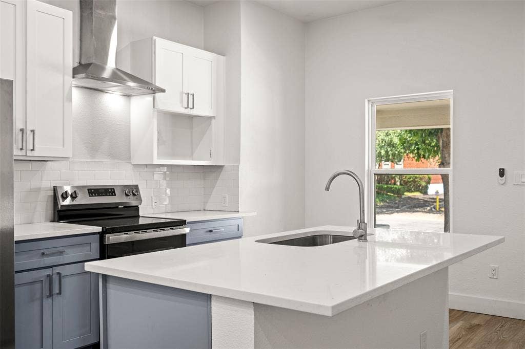 808 W 10th Street, Dallas, TX 75208 808 W 10th Street, Dallas, TX 75208