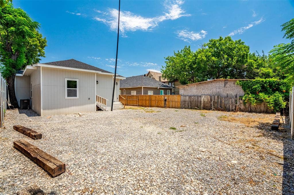 808 W 10th Street, Dallas, TX 75208 808 W 10th Street, Dallas, TX 75208
