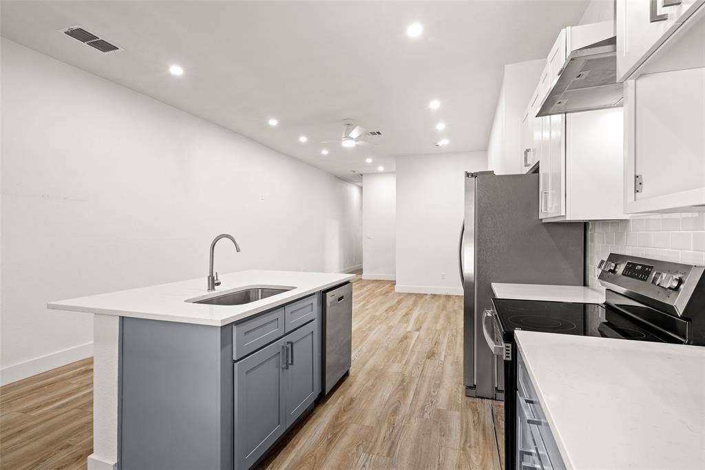 808 W 10th Street, Dallas, TX 75208 808 W 10th Street, Dallas, TX 75208