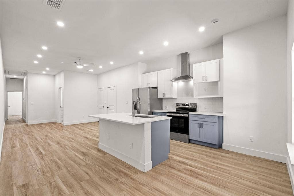 808 W 10th Street, Dallas, TX 75208 808 W 10th Street, Dallas, TX 75208