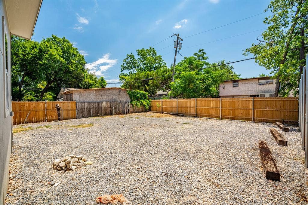 808 W 10th Street, Dallas, TX 75208 808 W 10th Street, Dallas, TX 75208