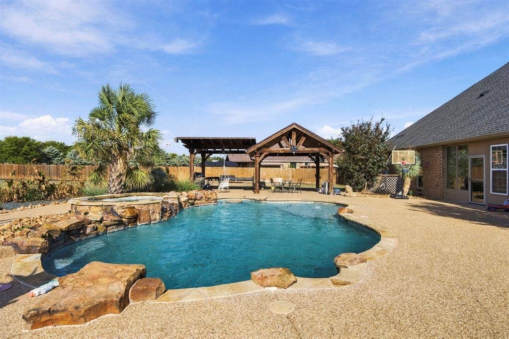 3220 Baylor Boulevard, Midlothian, TX 76065