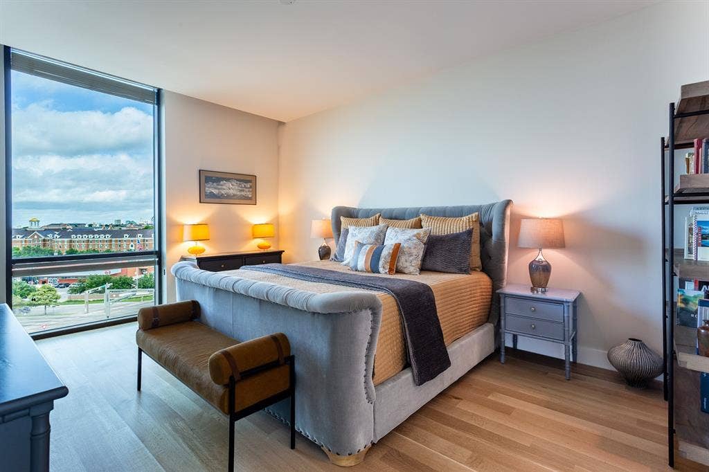 5656 N CENTRAL Expressway, #702, Dallas, TX 75206 Large Primary Bedroom with wood floors.