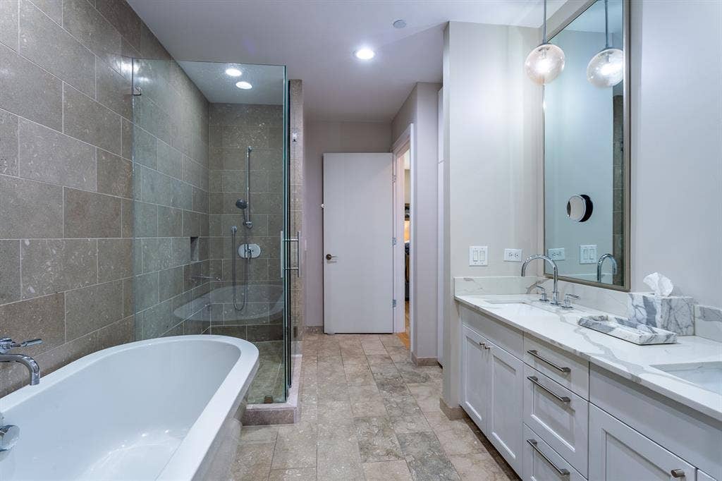 5656 N CENTRAL Expressway, #702, Dallas, TX 75206 Separate shower & tub.