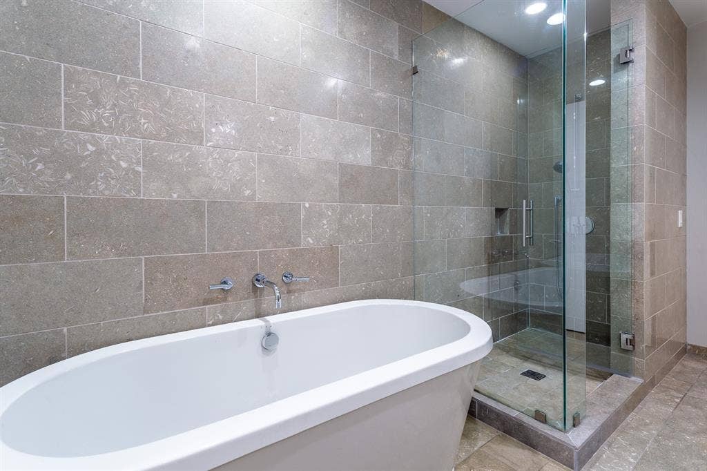 5656 N CENTRAL Expressway, #702, Dallas, TX 75206 Free-standing soaking tub.