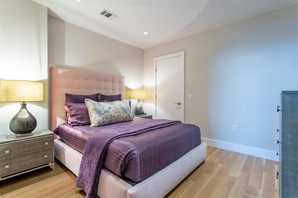 5656 N CENTRAL Expressway, #702, Dallas, TX 75206 Guest Bedroom is split & has 2 closets.