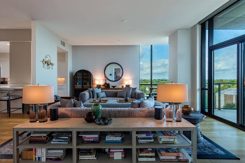 5656 N CENTRAL Expressway, #702, Dallas, TX 75206 Large Living with corner views.
