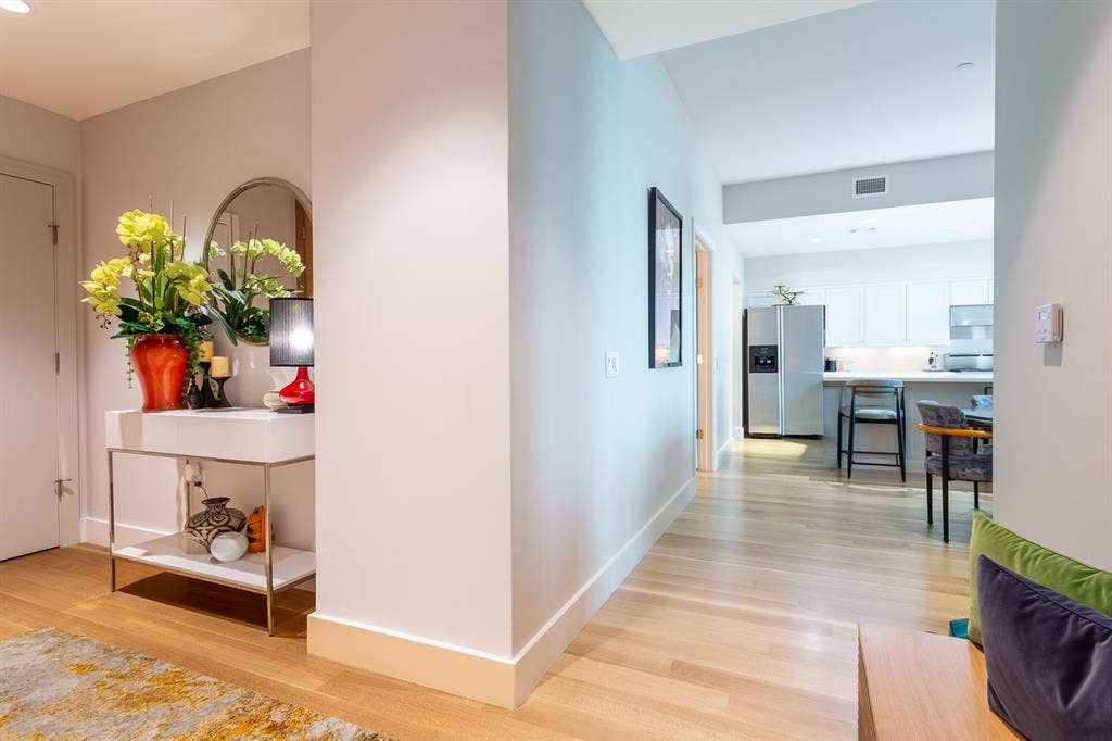 5656 N CENTRAL Expressway, #702, Dallas, TX 75206 Private Entry