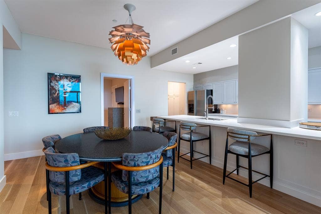 5656 N CENTRAL Expressway, #702, Dallas, TX 75206 Dining overlooks Breakfast Bar.