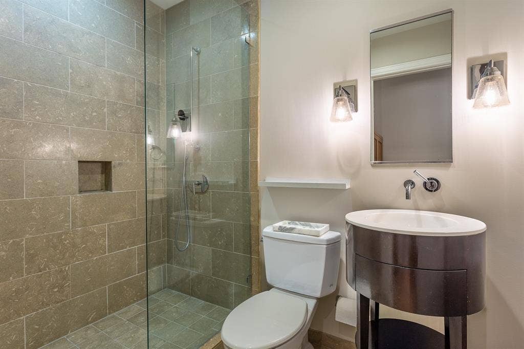 5656 N CENTRAL Expressway, #702, Dallas, TX 75206 Guest Bath has large shower.
