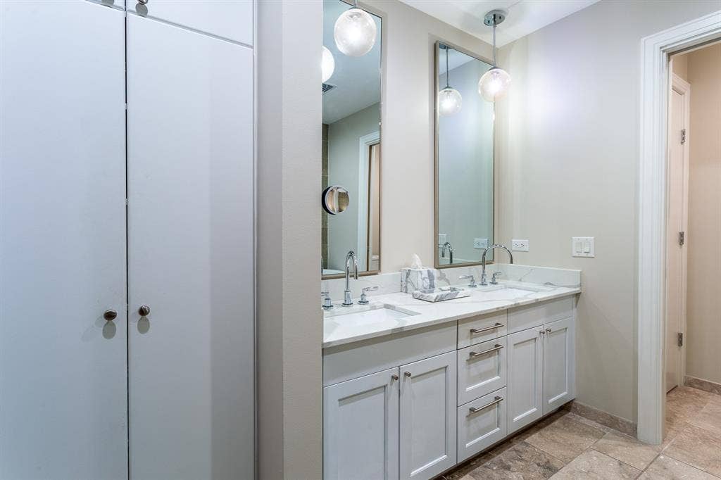 5656 N CENTRAL Expressway, #702, Dallas, TX 75206 Primary Bath provides lots of storage.