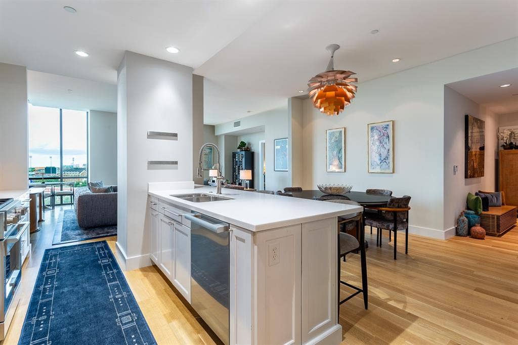 5656 N CENTRAL Expressway, #702, Dallas, TX 75206 Quartz counters and white cabinetry.
