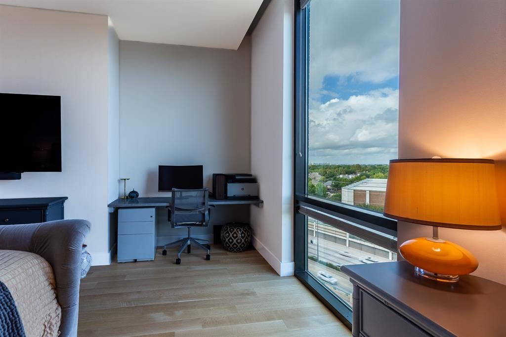 5656 N CENTRAL Expressway, #702, Dallas, TX 75206 Primary so large, there's room for a desk.