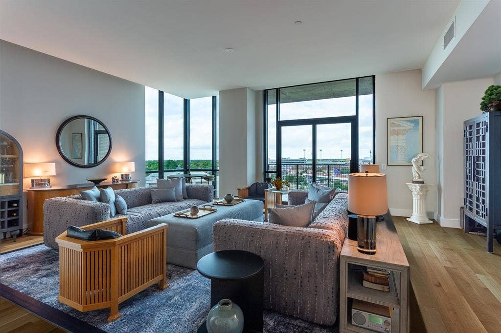 5656 N CENTRAL Expressway, #702, Dallas, TX 75206 Large Living overlooks Balcony.