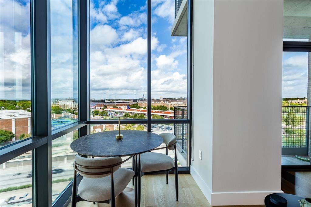 5656 N CENTRAL Expressway, #702, Dallas, TX 75206 The perfect nook for Mahjong or just relaxing.