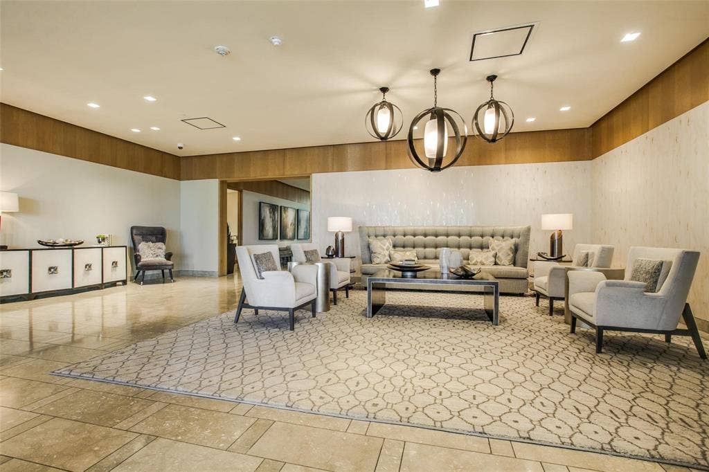 5656 N CENTRAL Expressway, #702, Dallas, TX 75206 Lovely sitting area in building entrance to welcome guests.