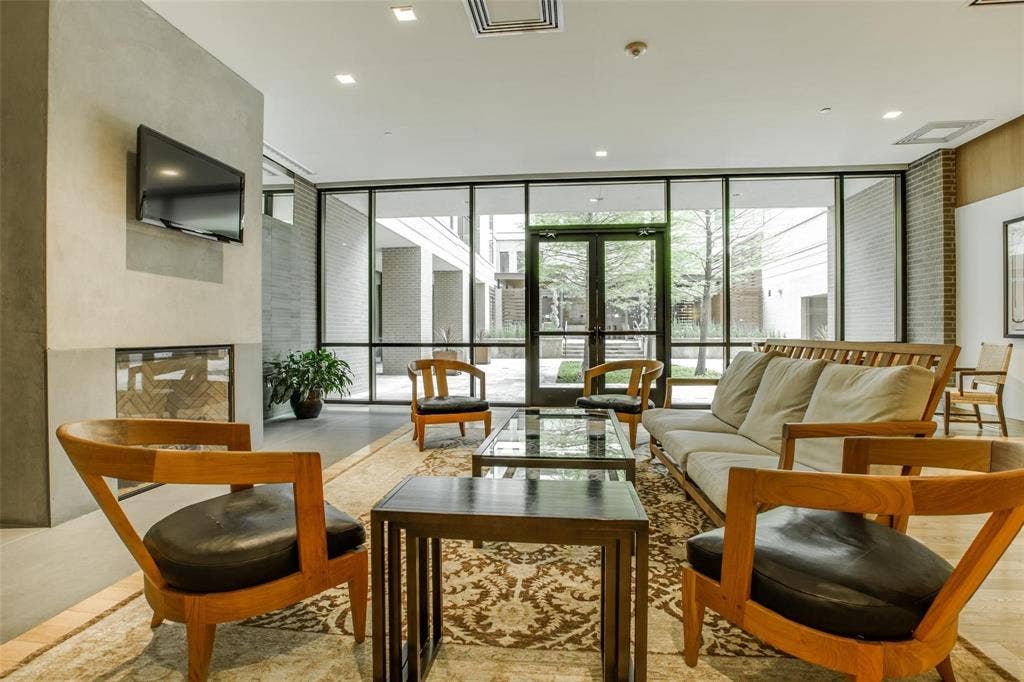 5656 N CENTRAL Expressway, #702, Dallas, TX 75206 Another entertaining space for residents and adjacent to conference room.