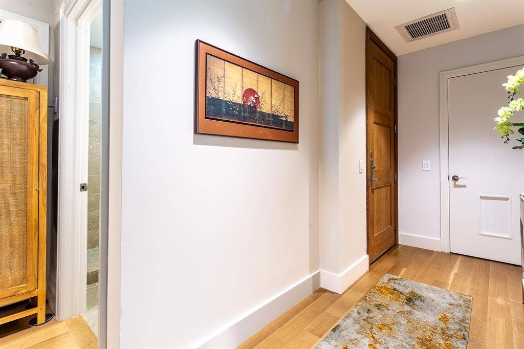5656 N CENTRAL Expressway, #702, Dallas, TX 75206 Entry has a large closet