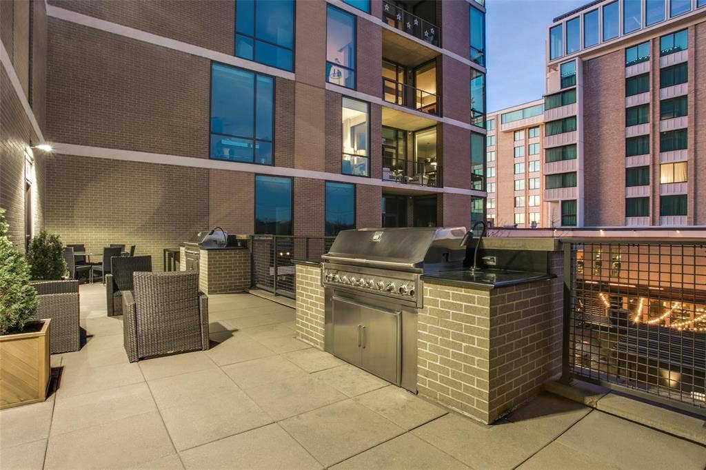 5656 N CENTRAL Expressway, #702, Dallas, TX 75206 Private Residents' Grilling Area with 2 grills, tables & chairs