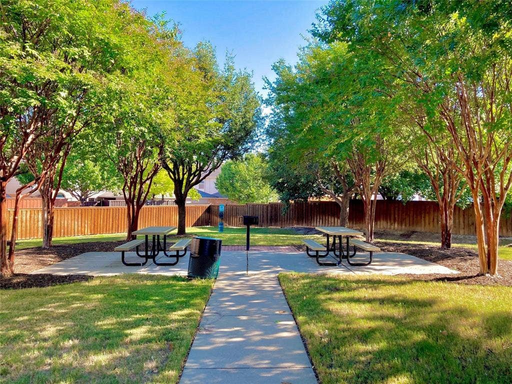 A 2nd picnic area in the community.