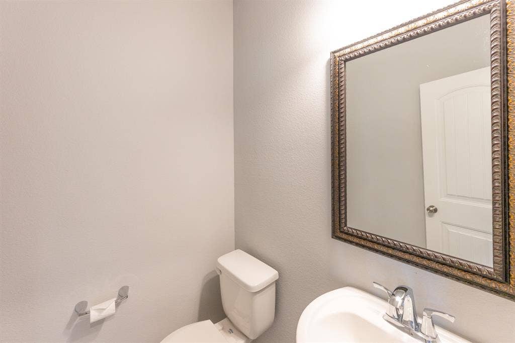908 Birchwood Drive, Wylie, TX 75098 Half Bath